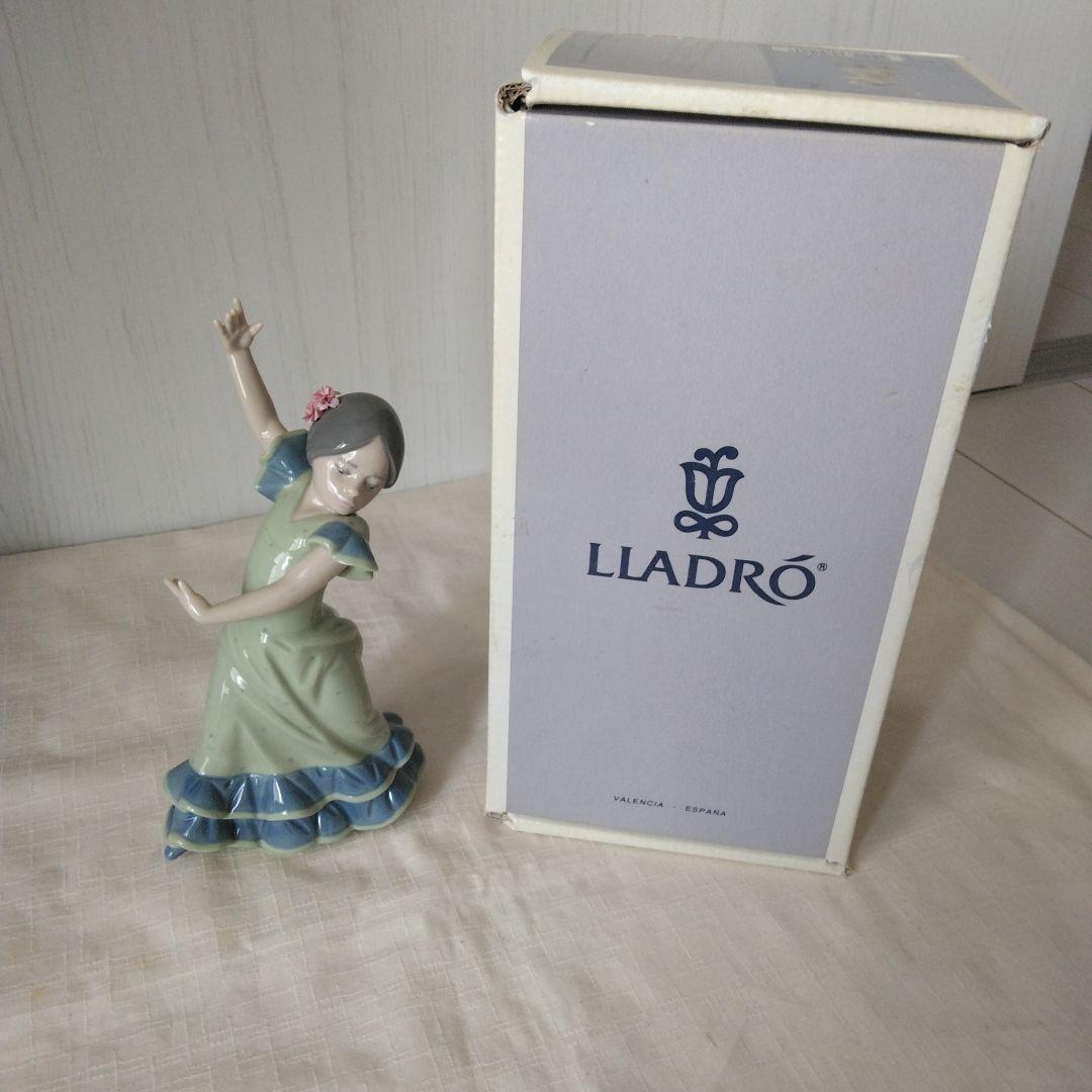 リヤドロ人形　フラメンコを踊る少女の陶器置物　箱入り