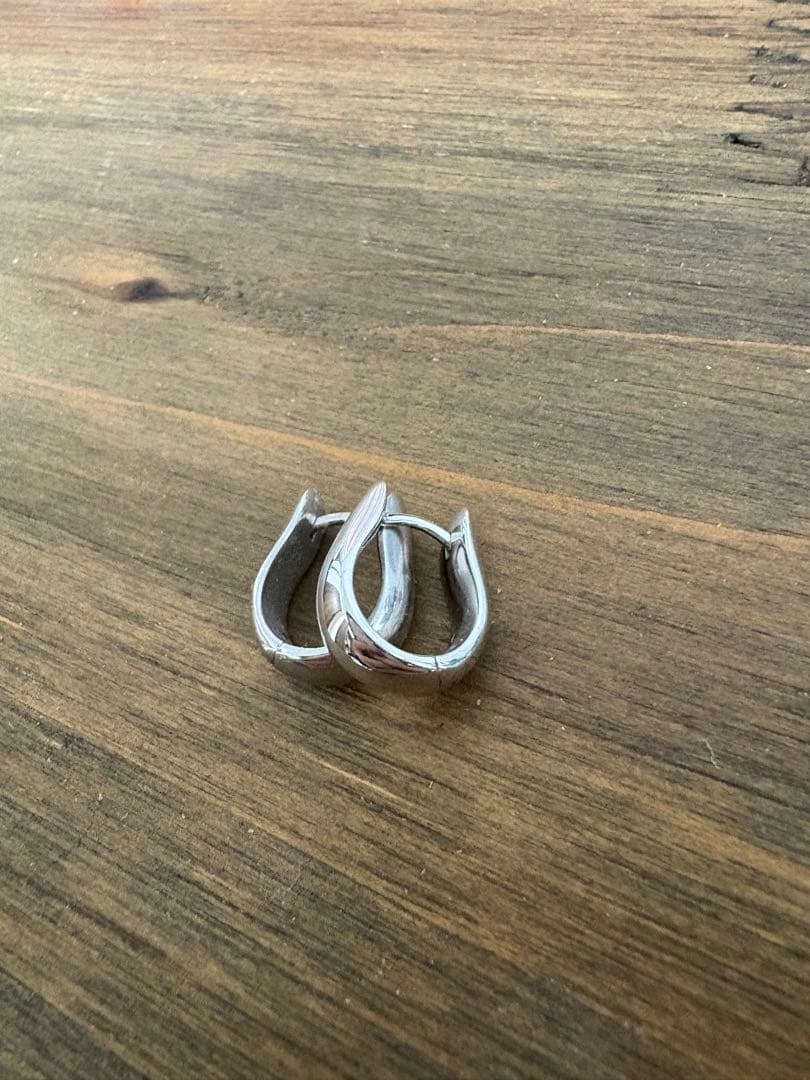 アクセサリー tomwood Oyster Hoops Small Silver