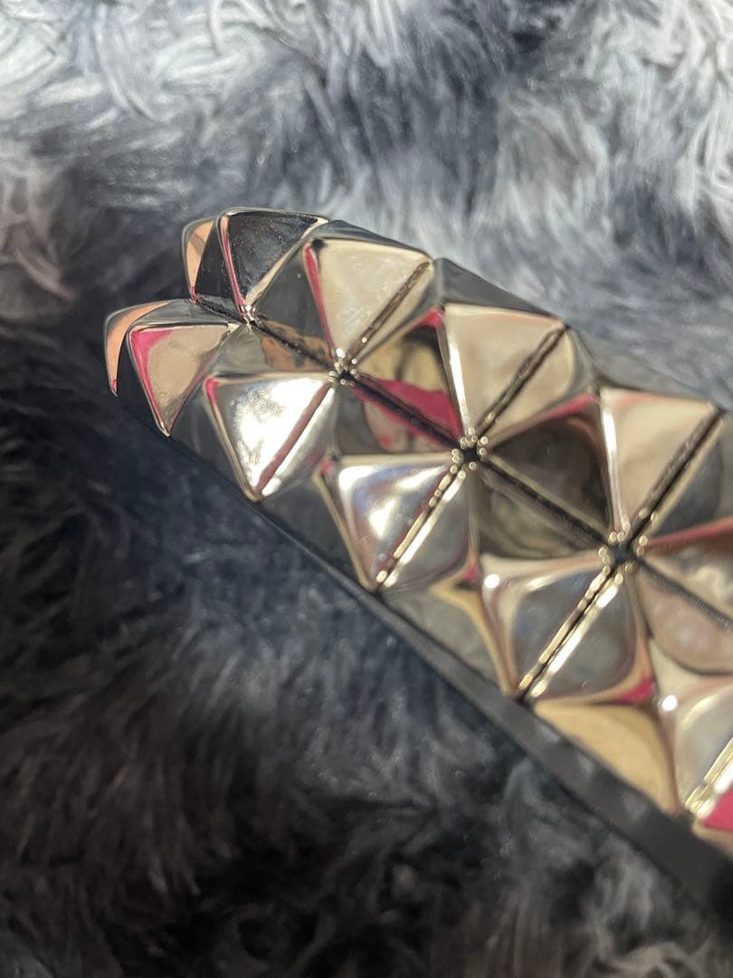 666 スタッズ付き黒レザーベルト