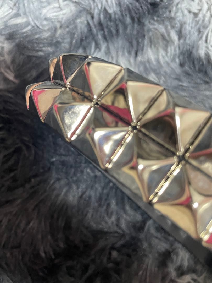 666 スタッズ付き黒レザーベルト