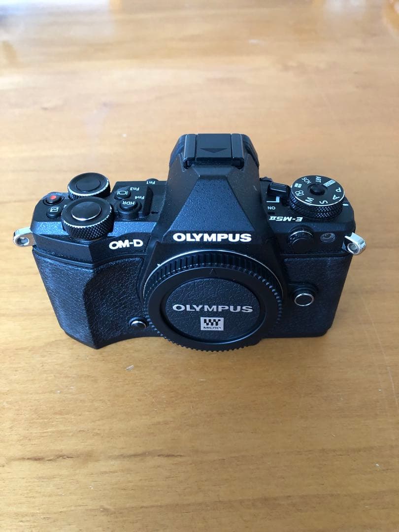 OLYMPUSのミラーレス一眼カメラと12-40mm f/2.8レンズのセット