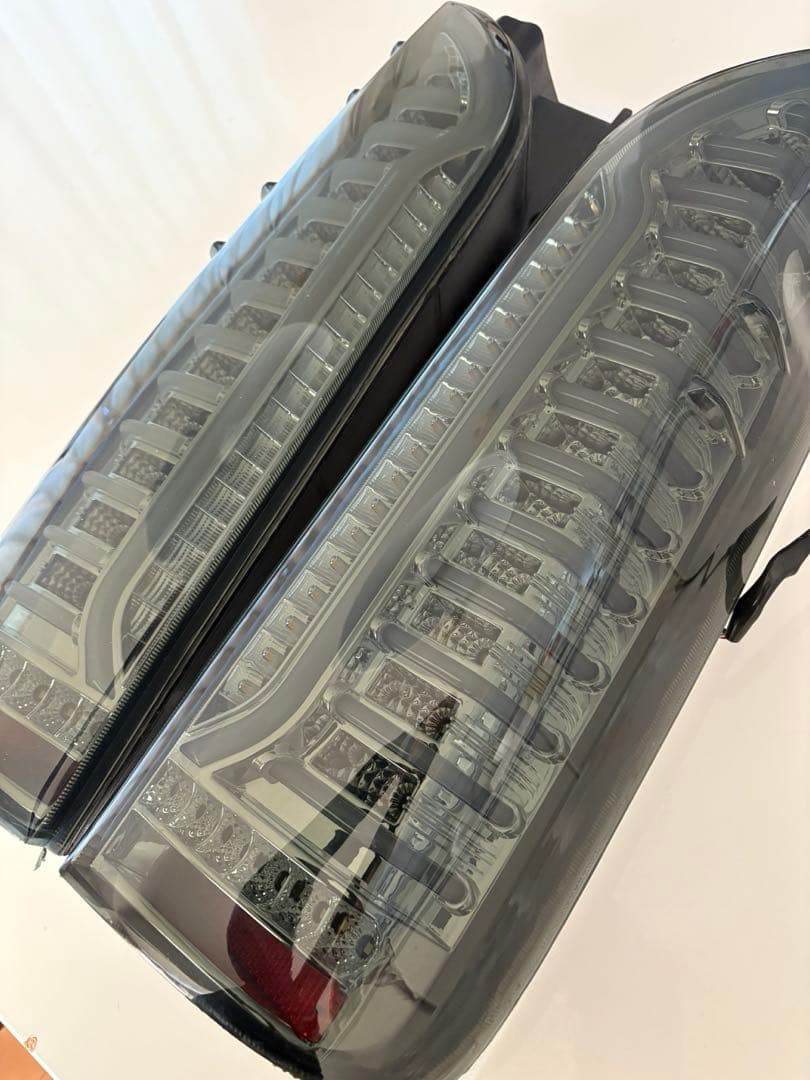 200系ハイエース テールランプ(スモーク）