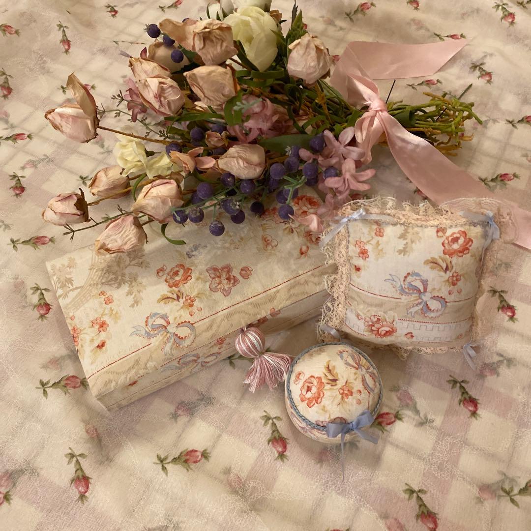 フランスアンティークお花柄 カルトナージュ　ミニクッション ピンクッション