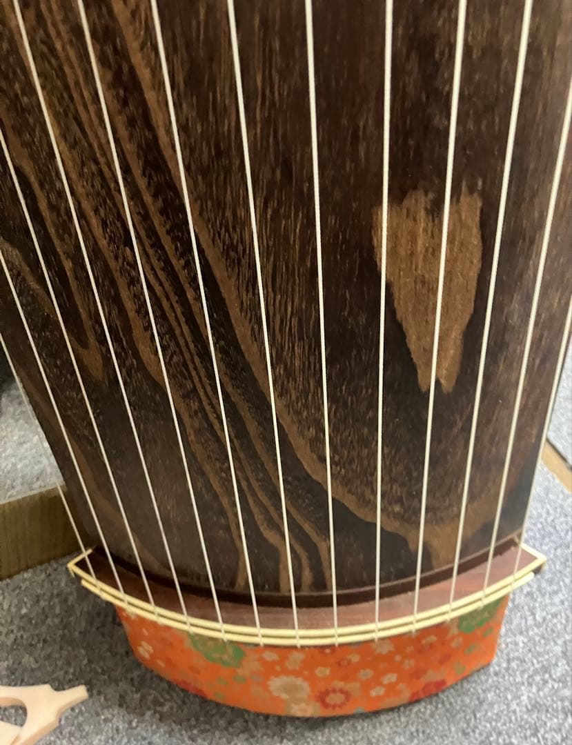 お琴です。13弦 並甲、すだれ彫り 箏曲部での自宅練習用に