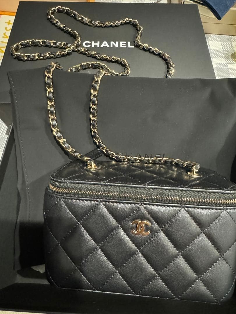 美品　CHANEL シャネル　ブラック キルティング ボディバッグ