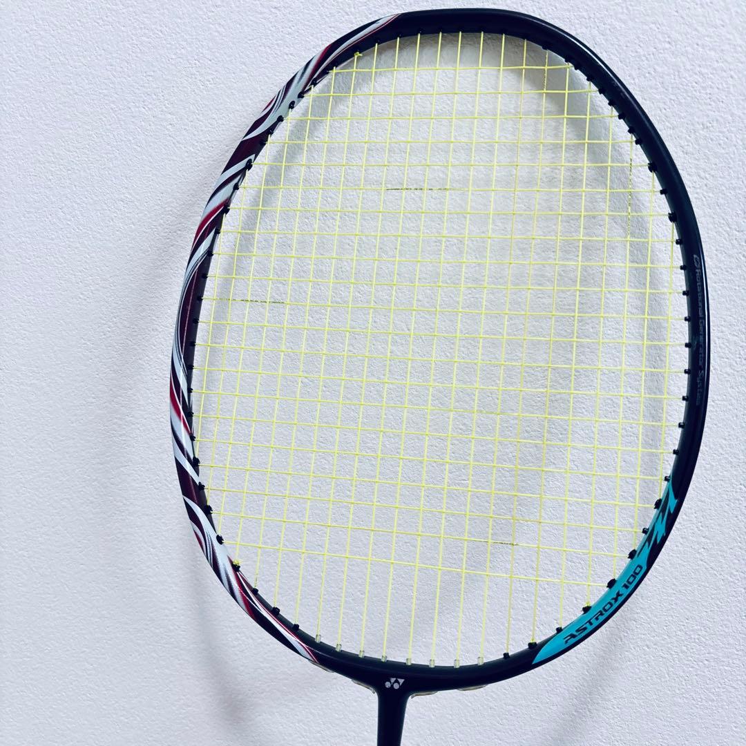 美品 アストロクス100zz 3U G5 クレナイ　astrox バドミントン