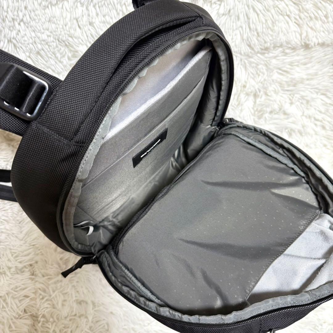 美品 Incase Tracks Backpack 18L -Black-