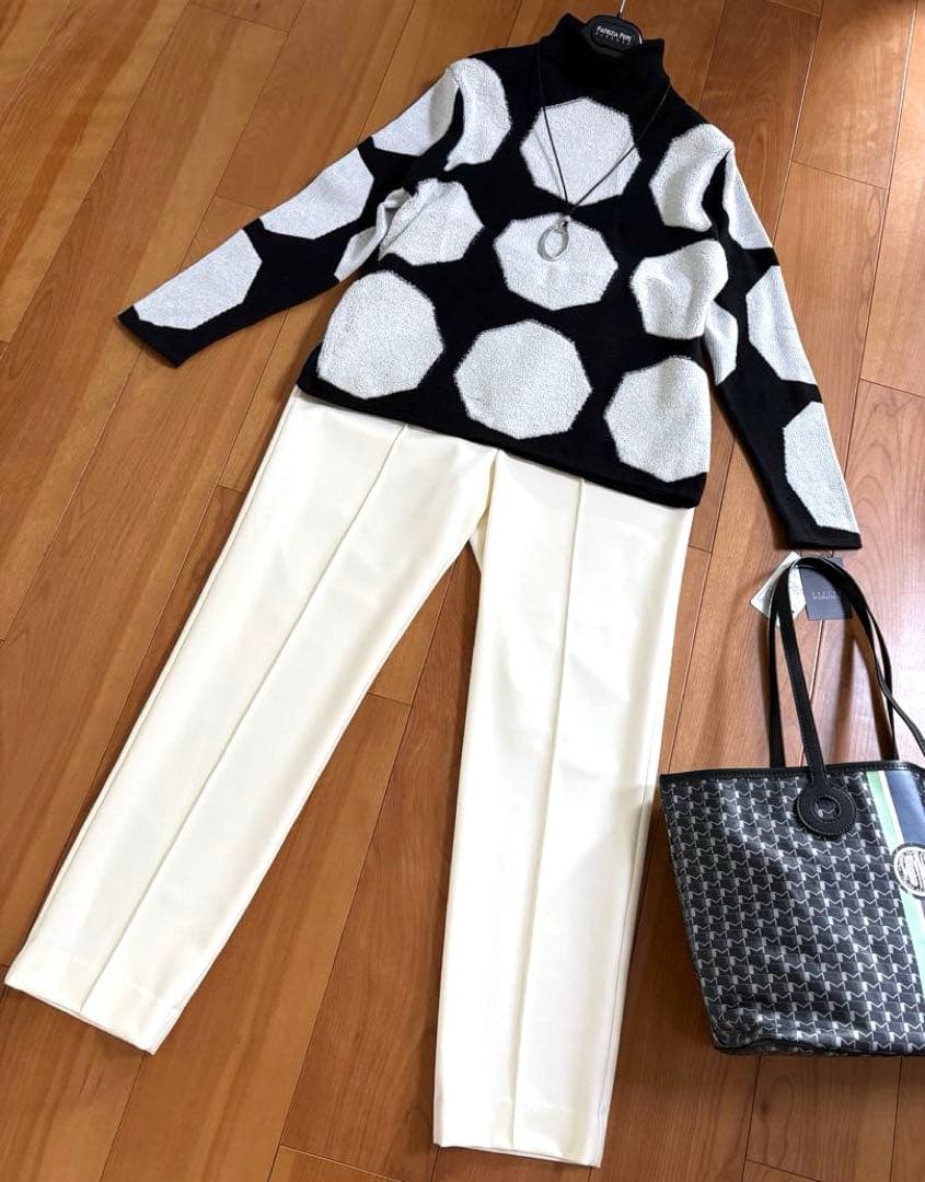 新品　ピノーレ　PINORE オフ白パンツ　サイズ４０　¥31900