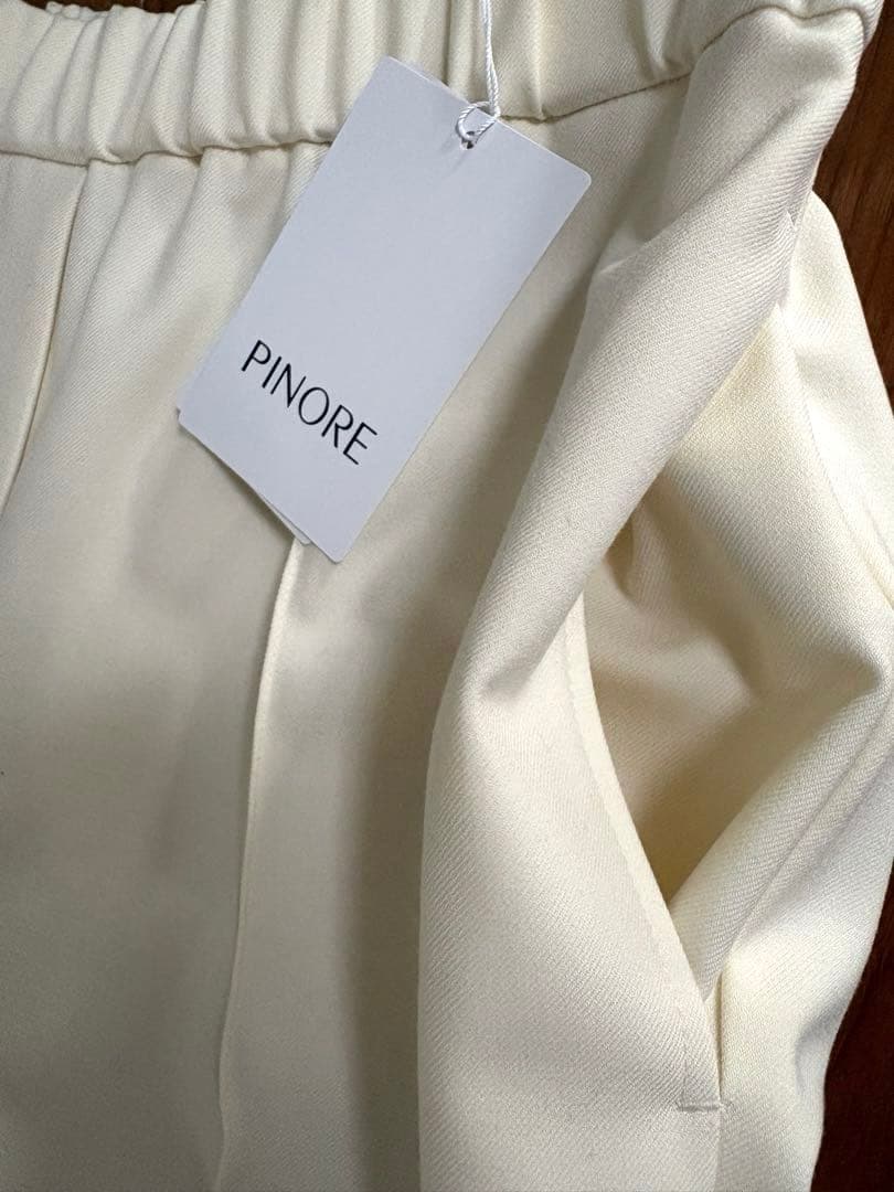 新品　ピノーレ　PINORE オフ白パンツ　サイズ４０　¥31900