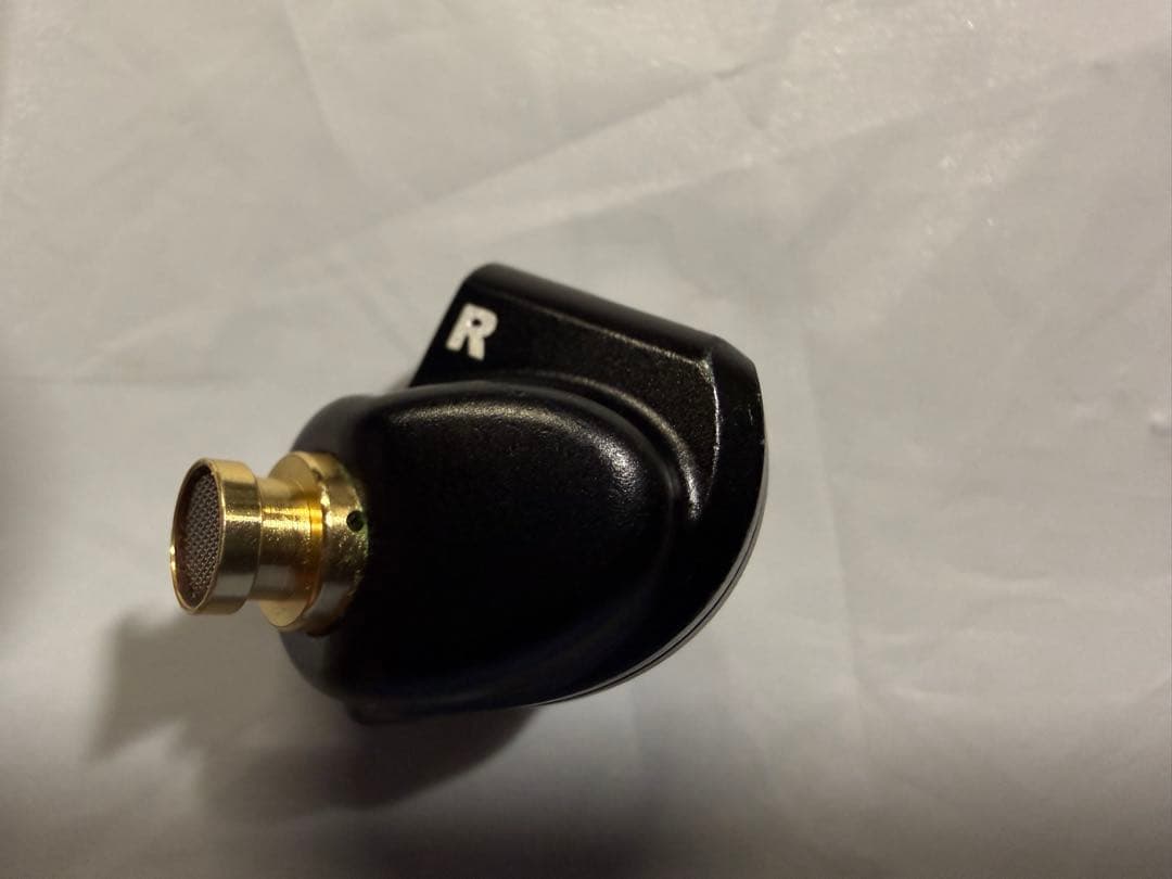 イヤホン Acoutune HS1657CU Mat Black&Gold