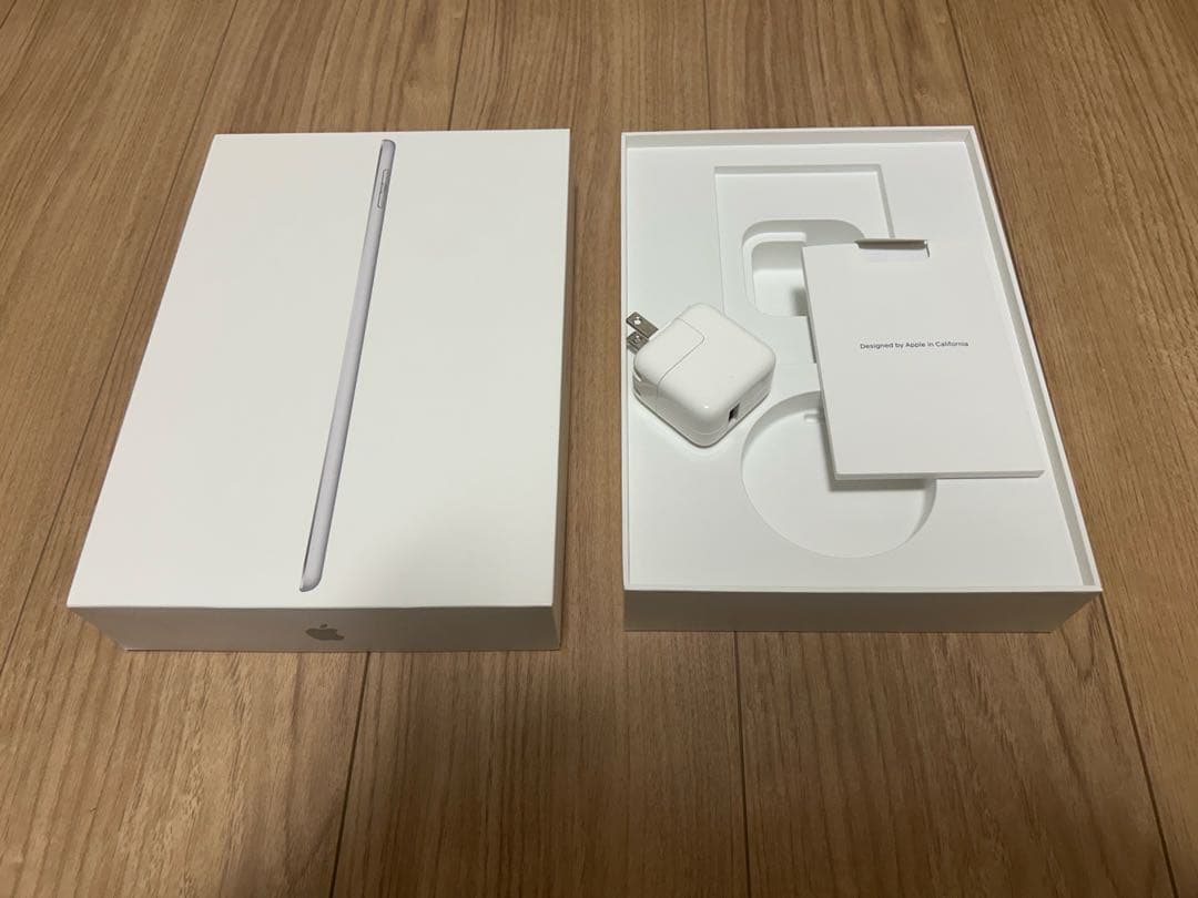 【USED】美品iPad wifi 32GB第6世代 シルバー 電源アダプタ付き