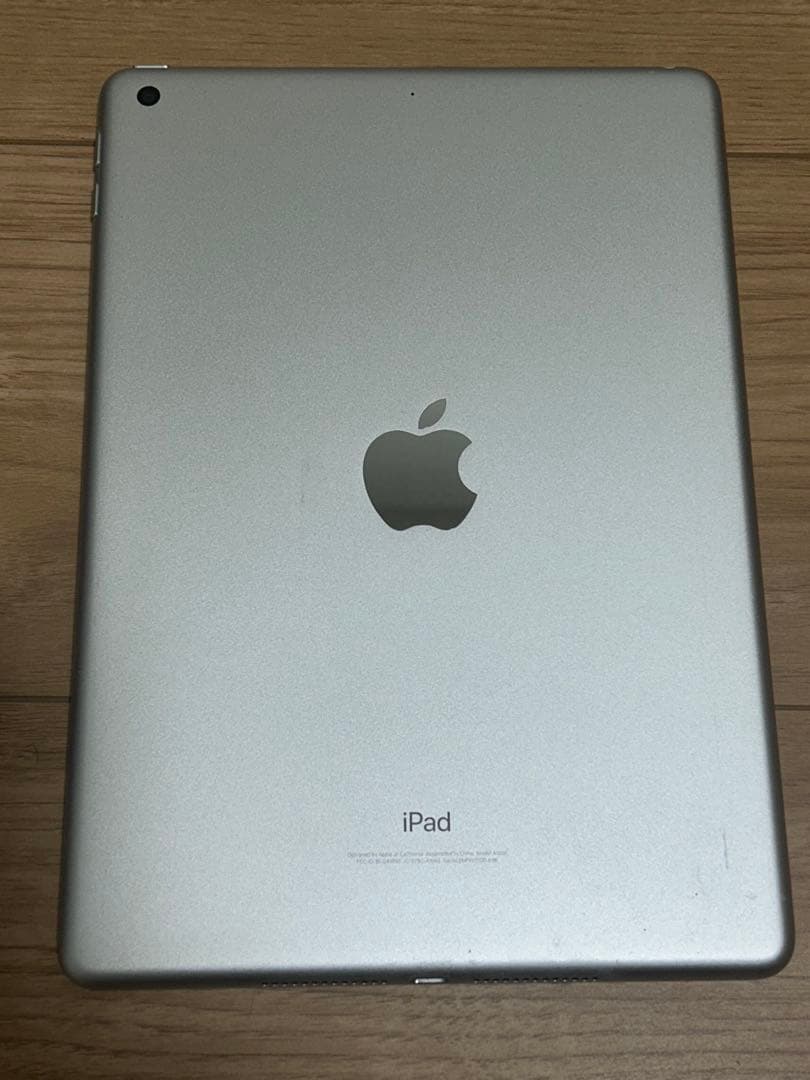 【USED】美品iPad wifi 32GB第6世代 シルバー 電源アダプタ付き