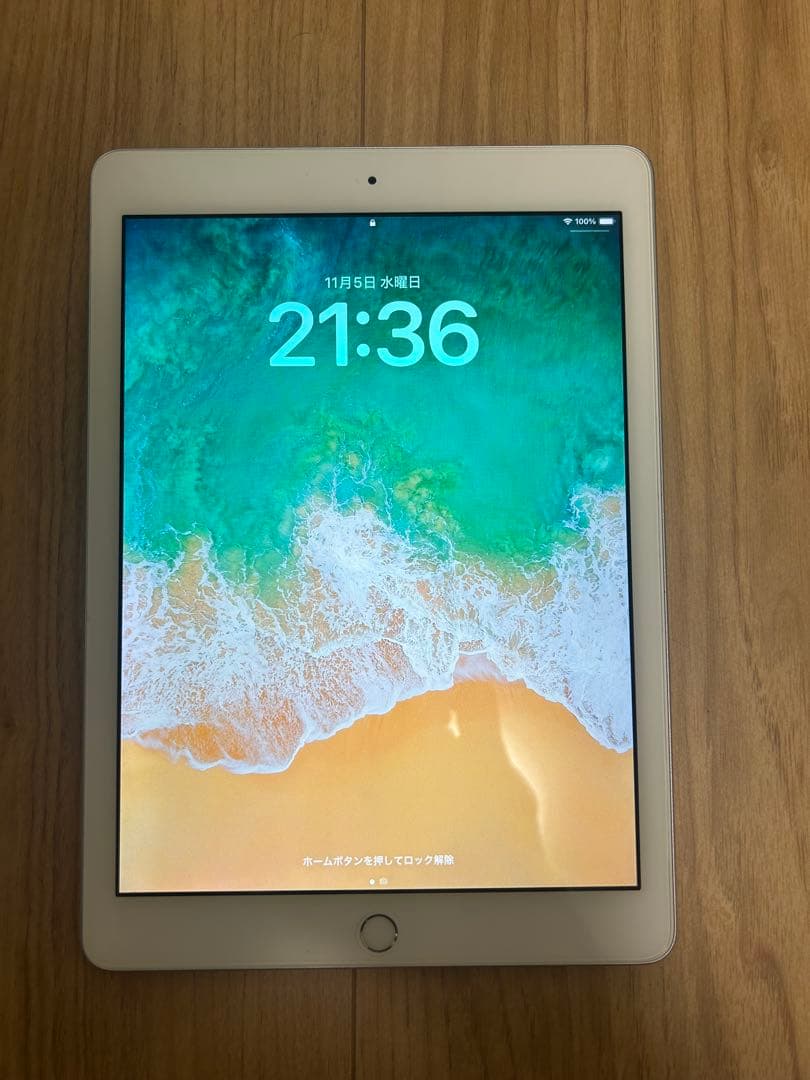 【USED】美品iPad wifi 32GB第6世代 シルバー 電源アダプタ付き