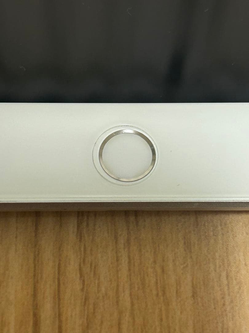 【USED】美品iPad wifi 32GB第6世代 シルバー 電源アダプタ付き