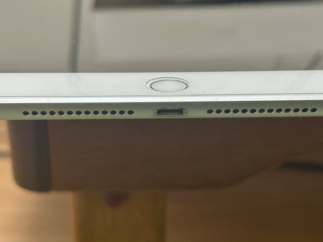 【USED】美品iPad wifi 32GB第6世代 シルバー 電源アダプタ付き