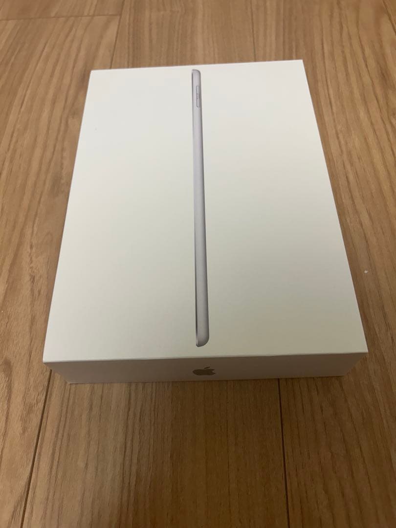 【USED】美品iPad wifi 32GB第6世代 シルバー 電源アダプタ付き