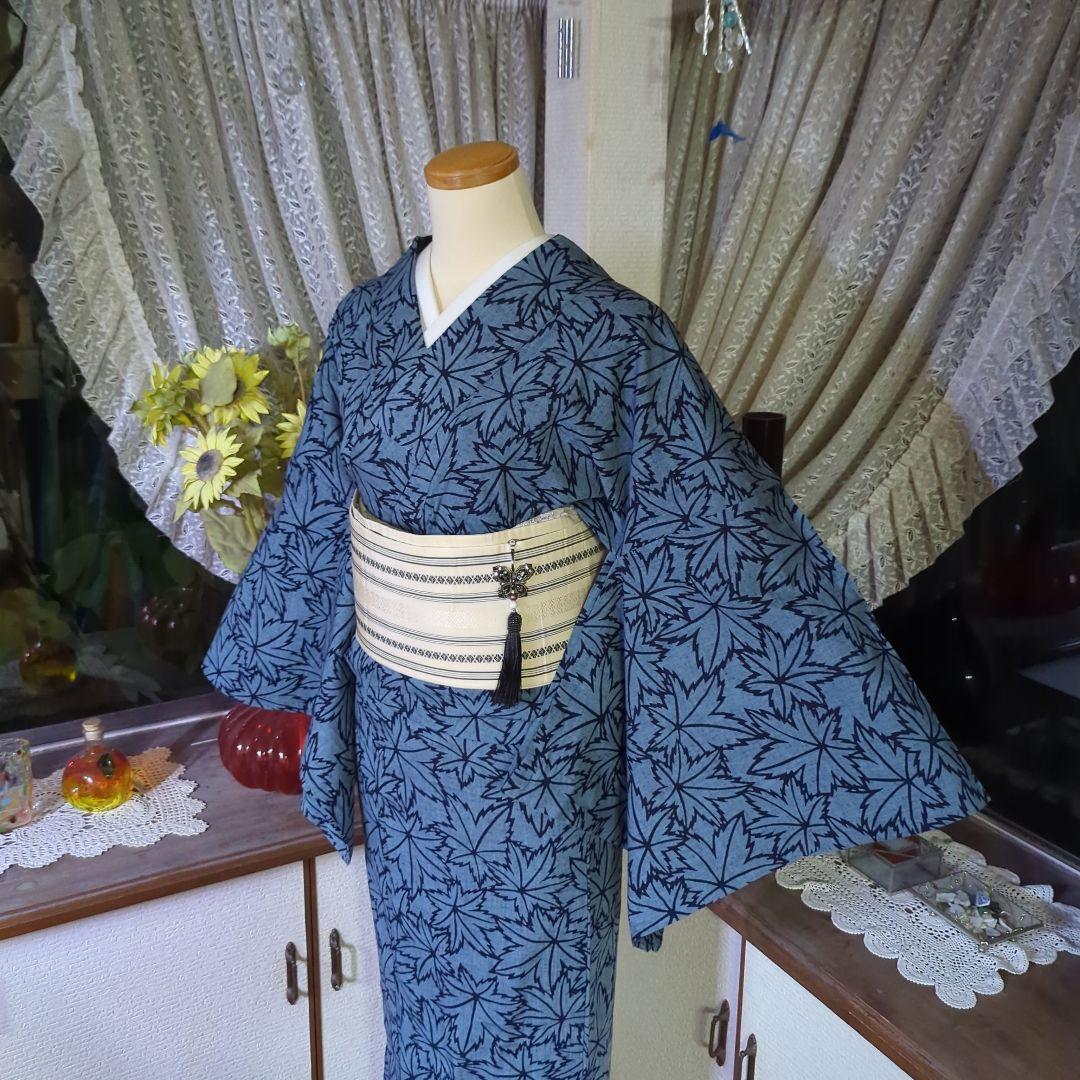 灰青色の地に、一面に染められた楓が清々しく上品な藍染めの浴衣です