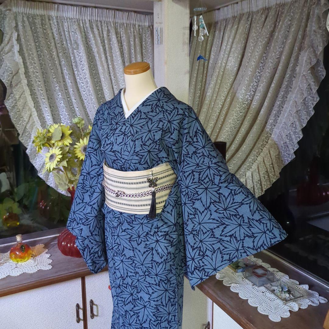 灰青色の地に、一面に染められた楓が清々しく上品な藍染めの浴衣です