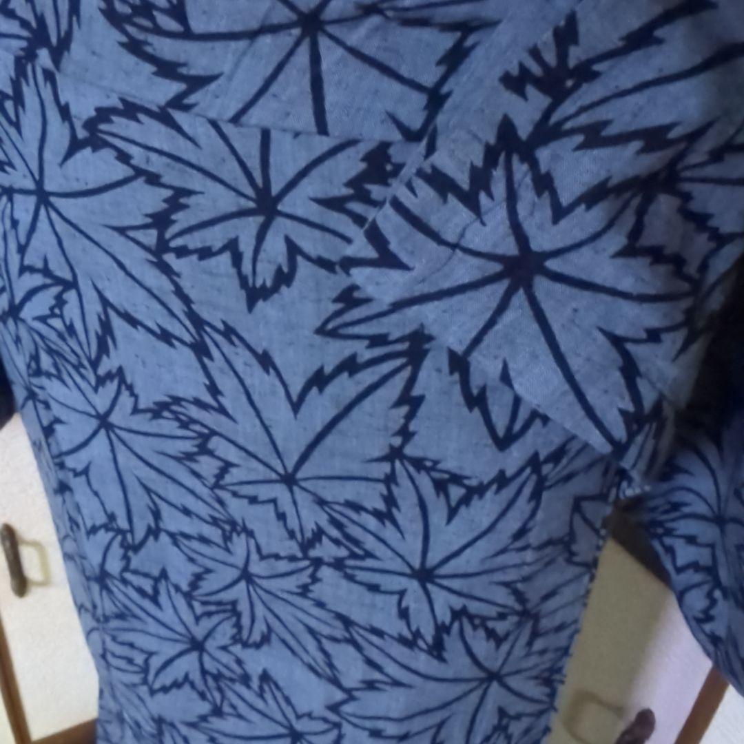 灰青色の地に、一面に染められた楓が清々しく上品な藍染めの浴衣です