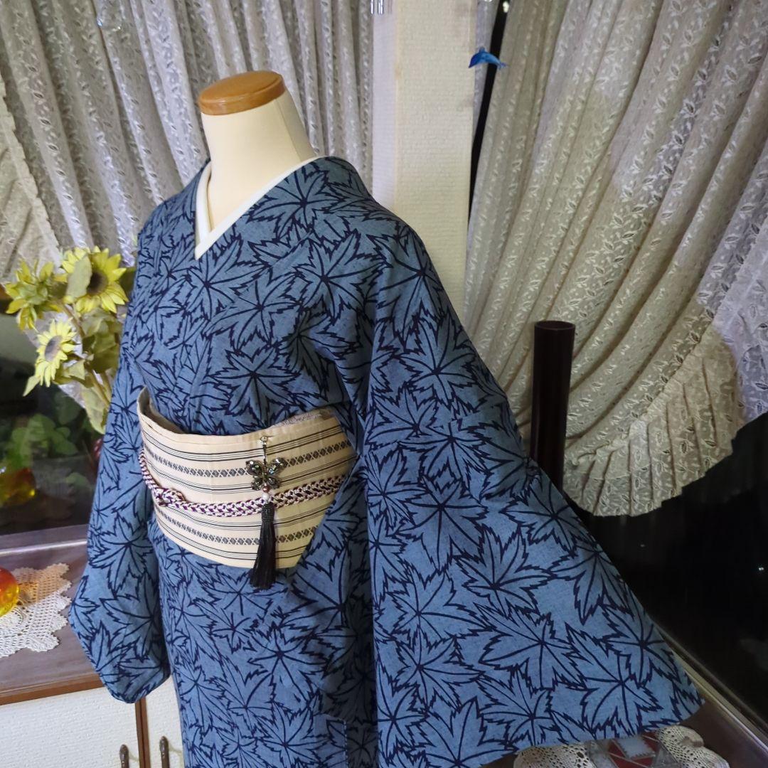灰青色の地に、一面に染められた楓が清々しく上品な藍染めの浴衣です