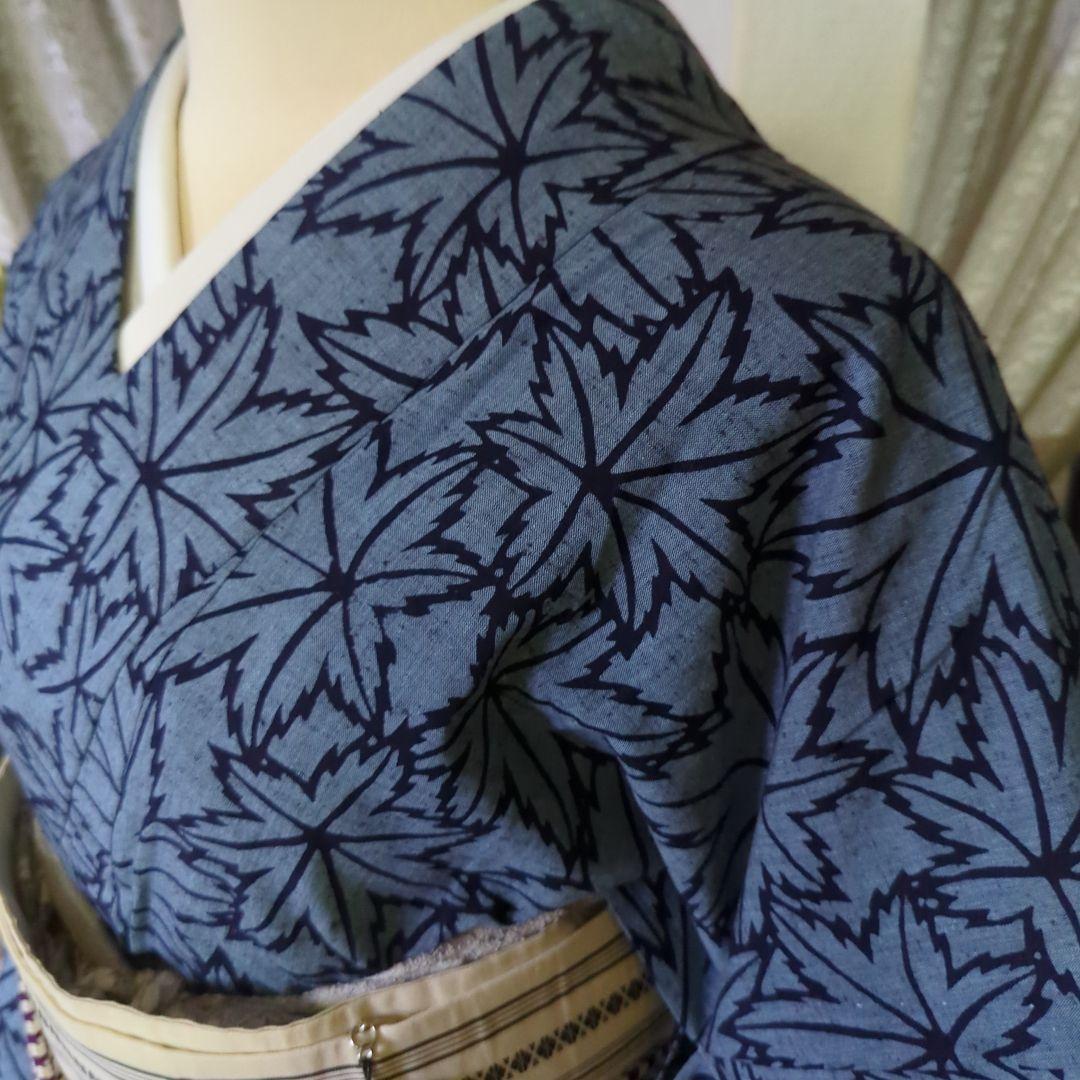 灰青色の地に、一面に染められた楓が清々しく上品な藍染めの浴衣です