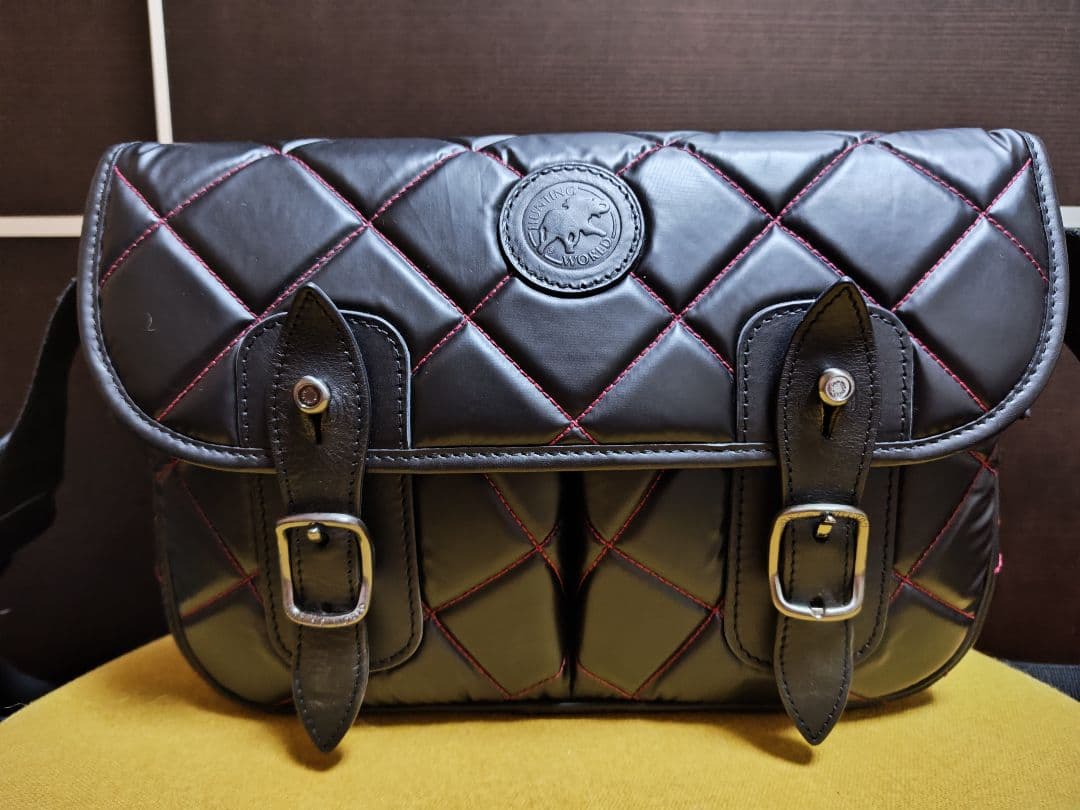 ハンティングワールドキルティング 黒 ショルダーバッグ赤ステッチ