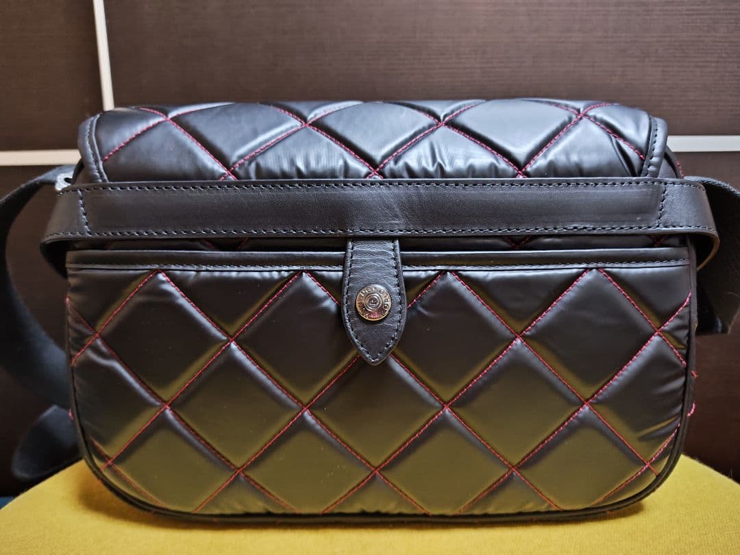 ハンティングワールドキルティング 黒 ショルダーバッグ赤ステッチ