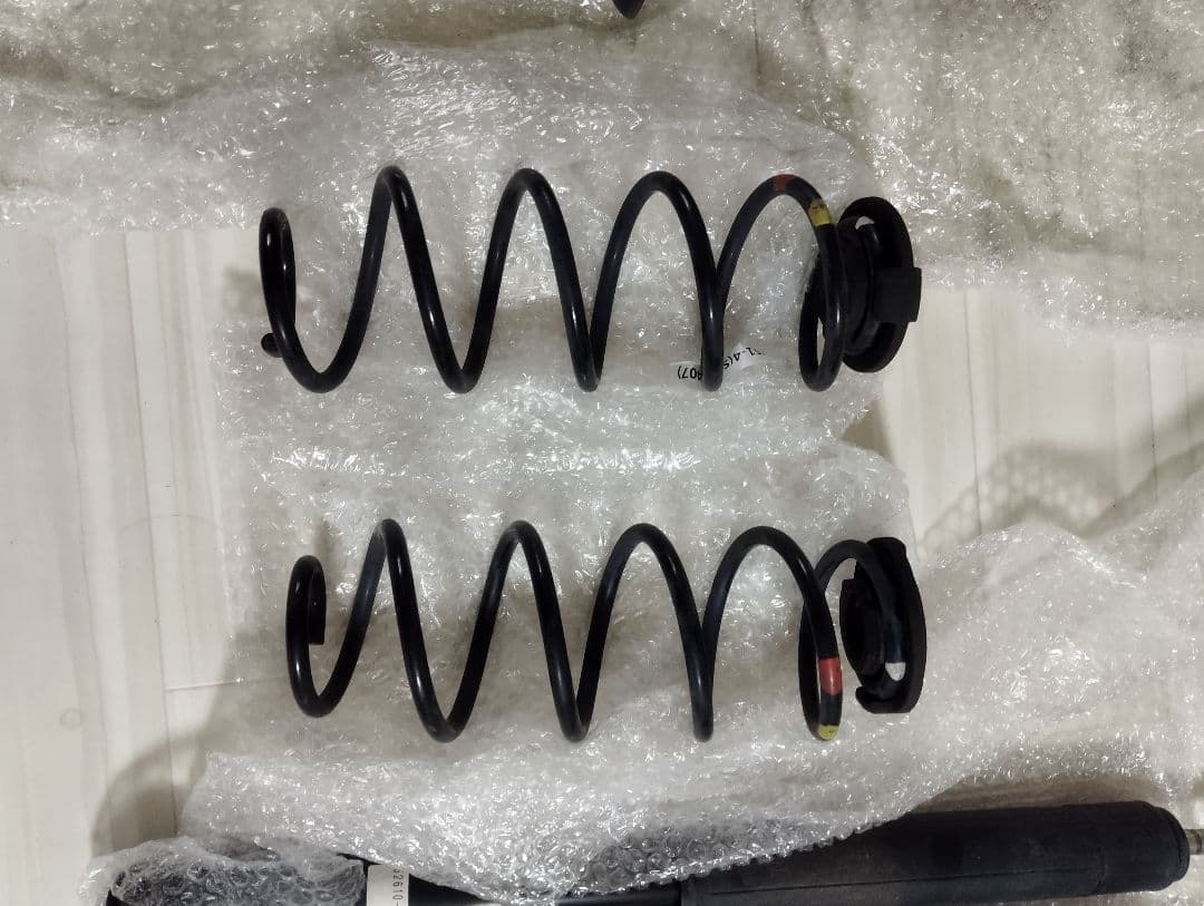 ＮBOXJF3 純正 サスペンションキット ショックアブソーバーとスプリング