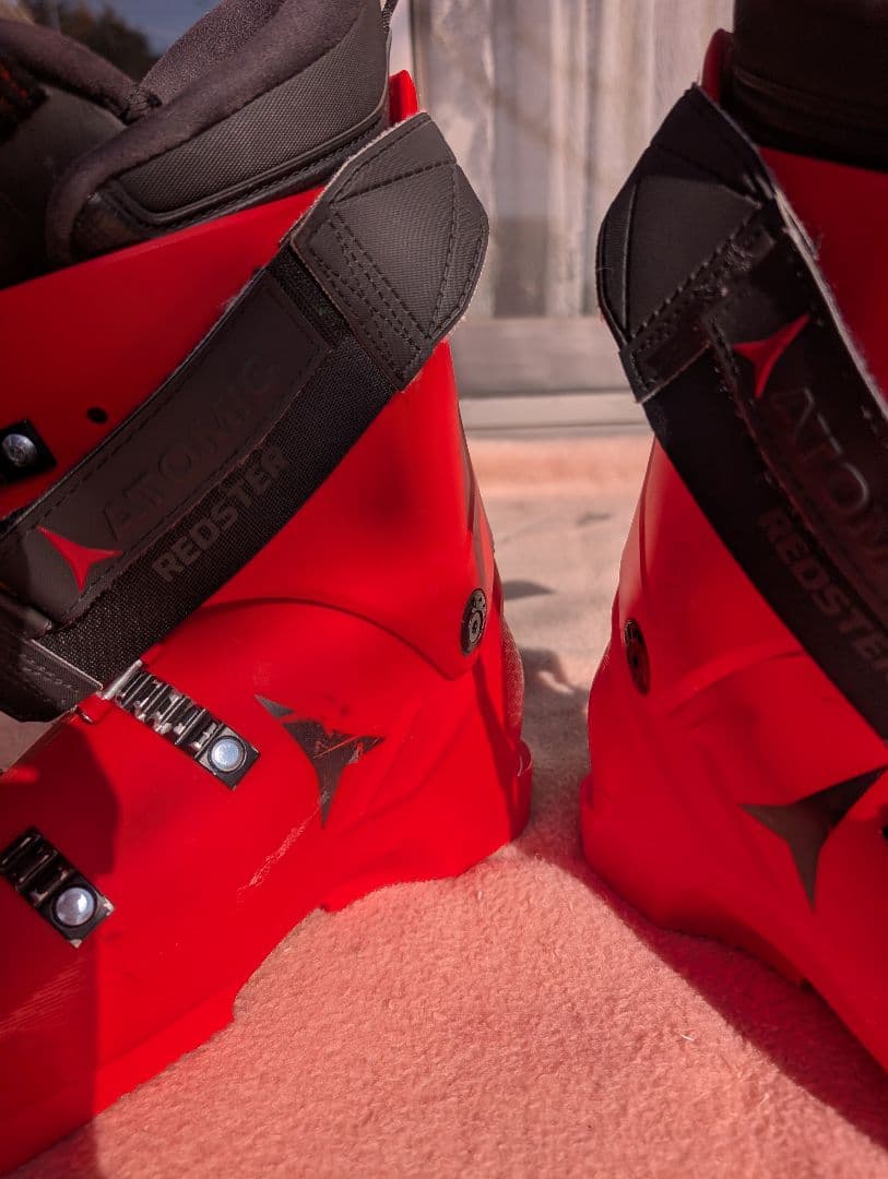 ATOMIC スキーブーツ レッド