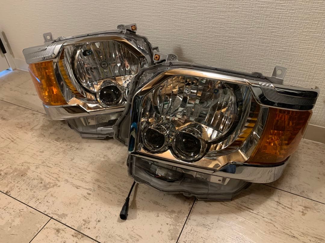 ハイエース　純正ヘッドライト
