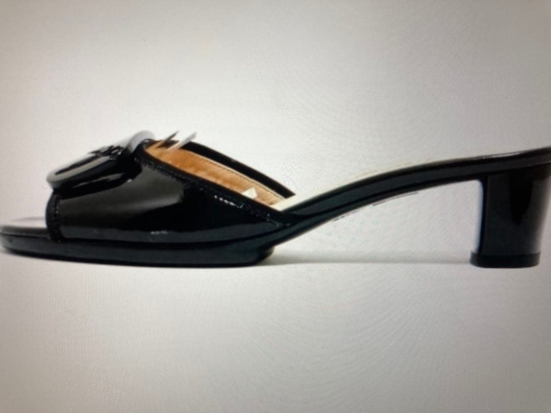 未使用　フェラガモ　ブラックエナメルミュール 中ヒール　7