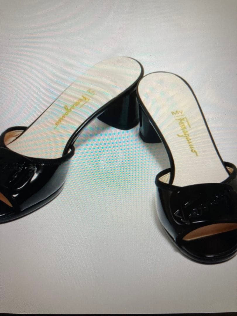 未使用　フェラガモ　ブラックエナメルミュール 中ヒール　7