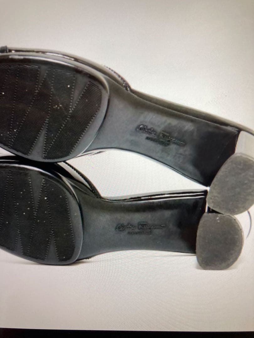 未使用　フェラガモ　ブラックエナメルミュール 中ヒール　7