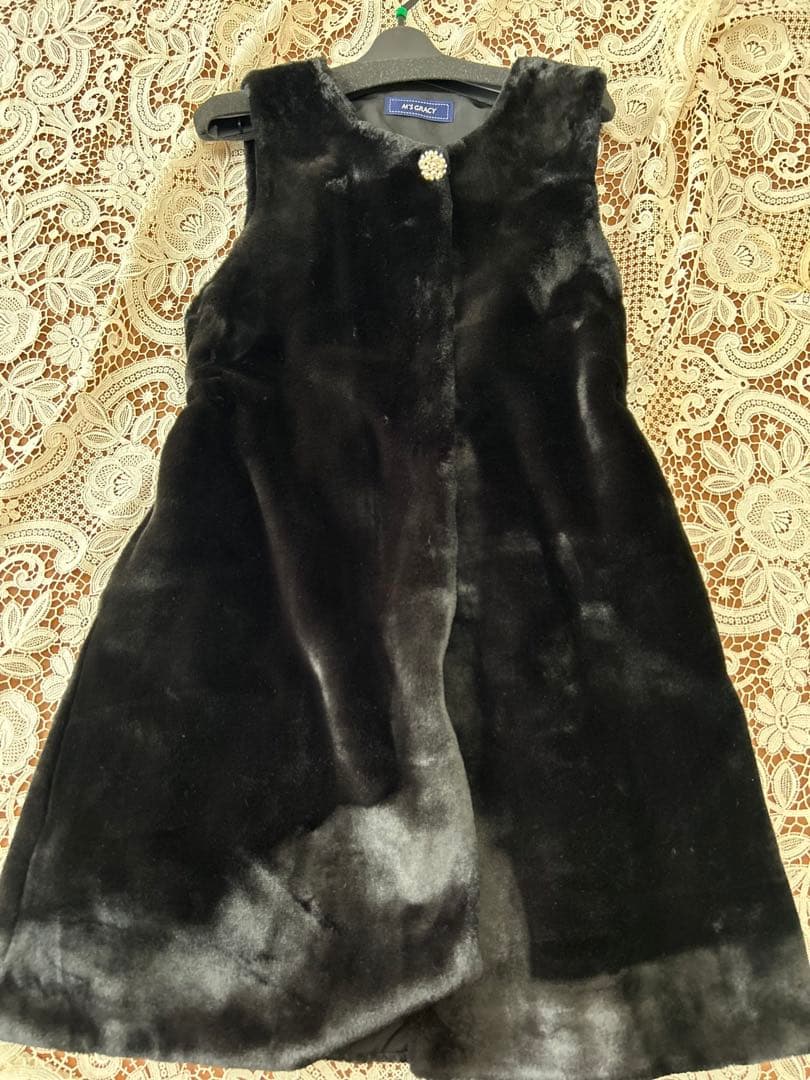 エムズグレイシー黒色ファーのジレ