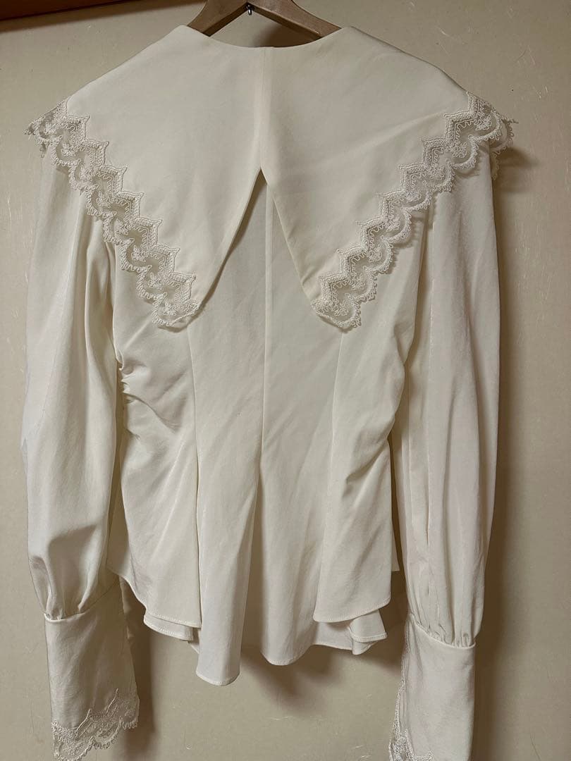 トップス FLORAL EMBROIDERED BLOUSE fetico