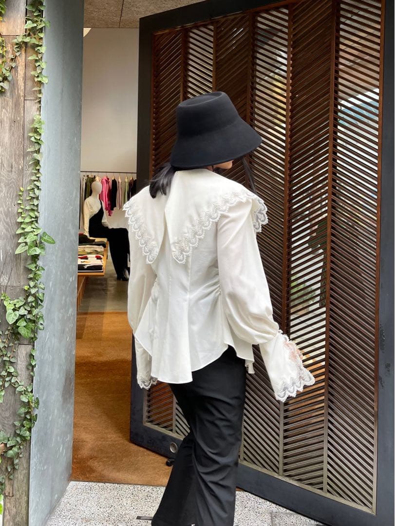 トップス FLORAL EMBROIDERED BLOUSE fetico