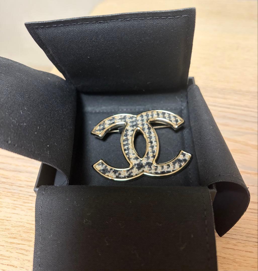 CHANEL フェルト生地 ブローチ