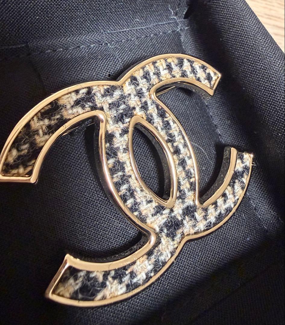 CHANEL フェルト生地 ブローチ