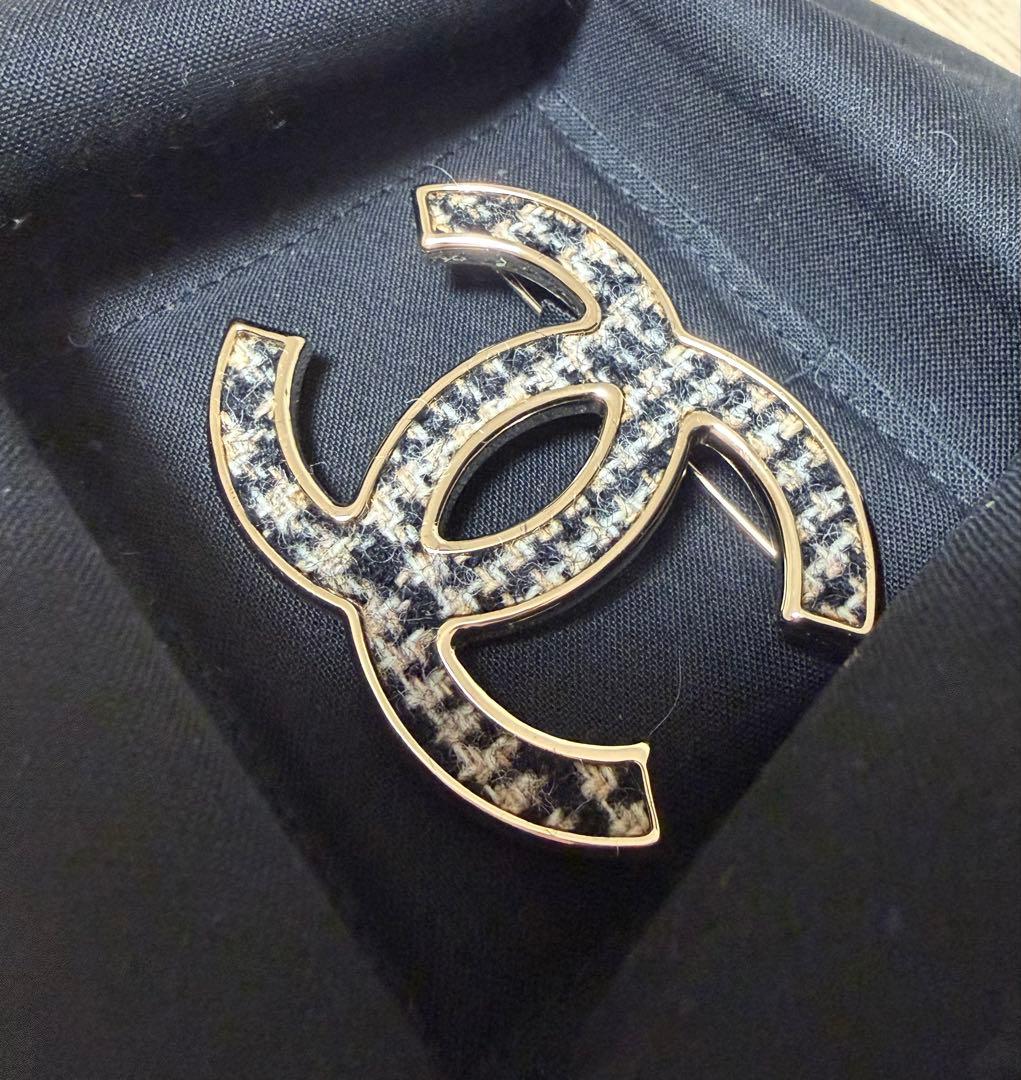 CHANEL フェルト生地 ブローチ