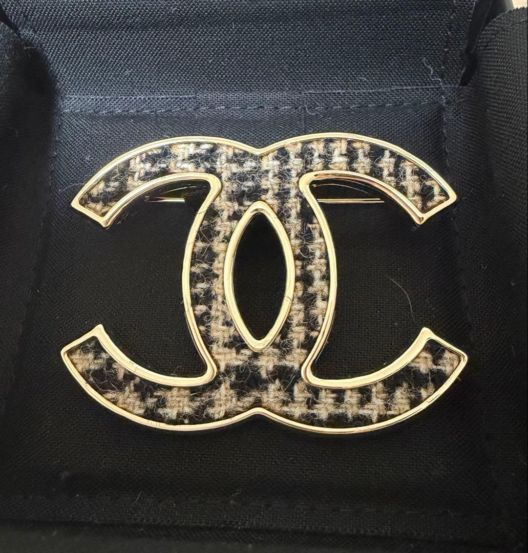 CHANEL フェルト生地 ブローチ