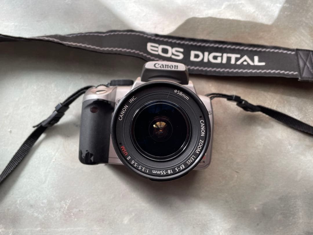 Canon EOS Digital デジタル一眼レフカメラと望遠レンズ