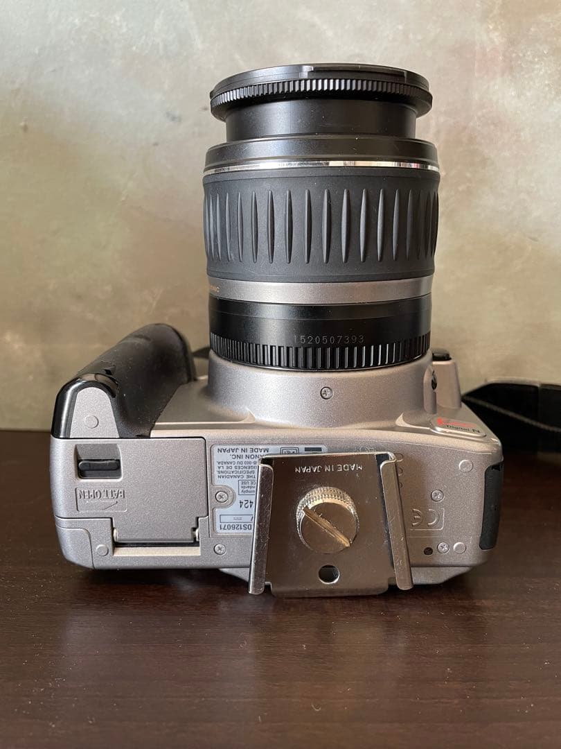 Canon EOS Digital デジタル一眼レフカメラと望遠レンズ