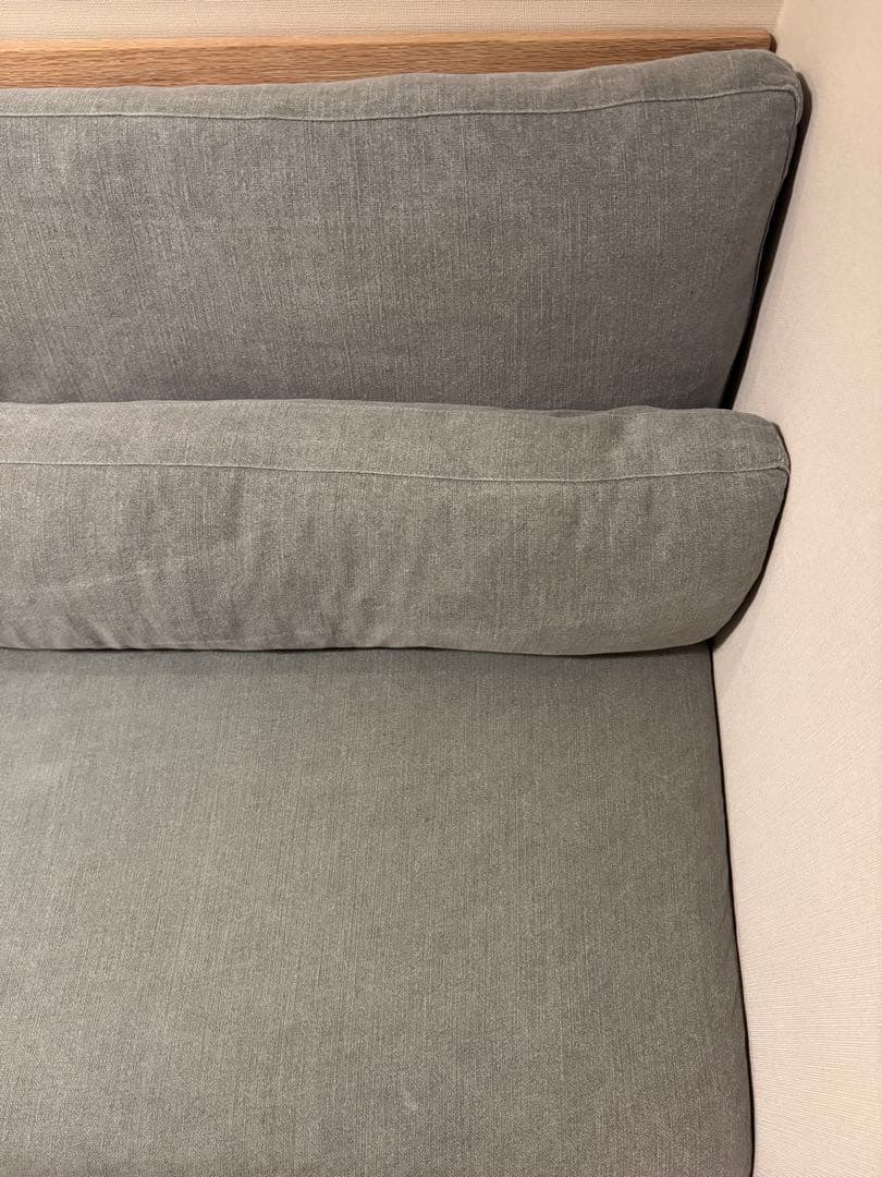 グレーソファ 背もたれクッション付き