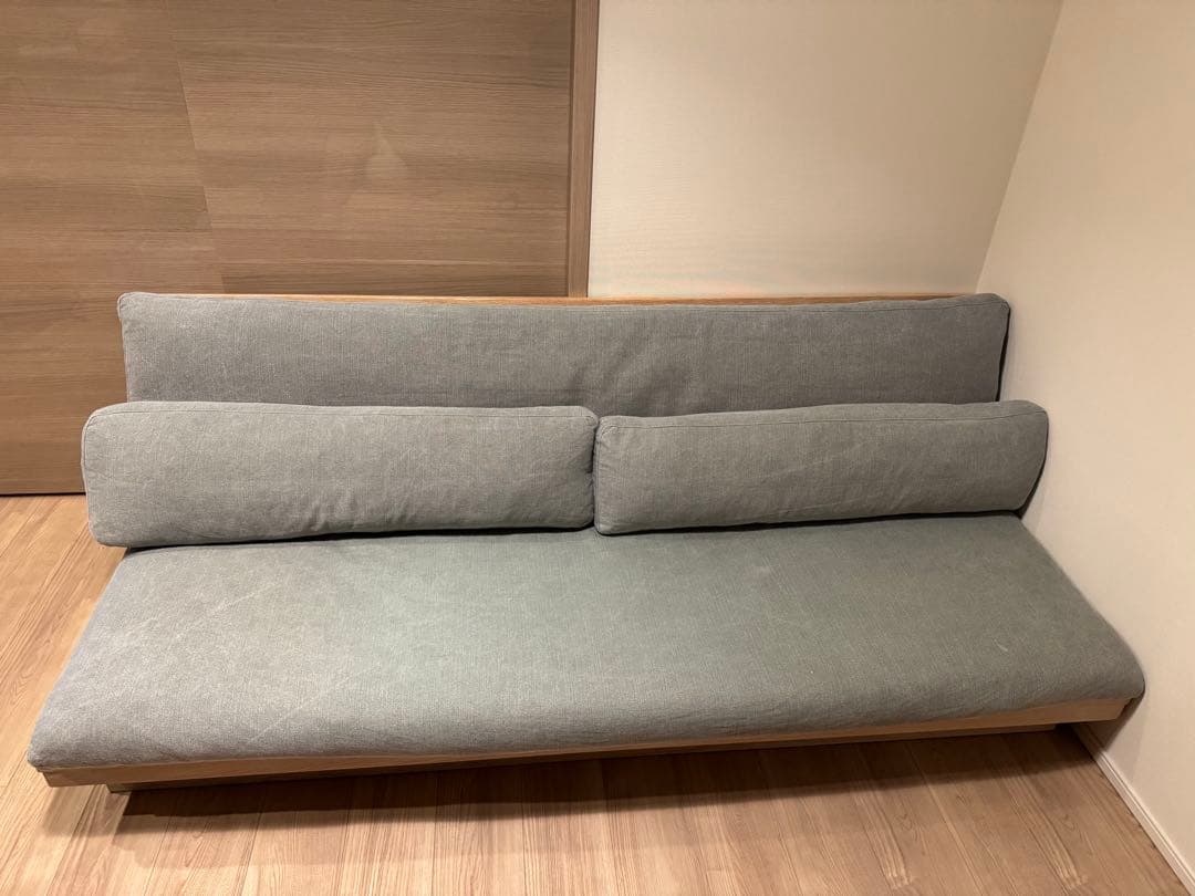 グレーソファ 背もたれクッション付き