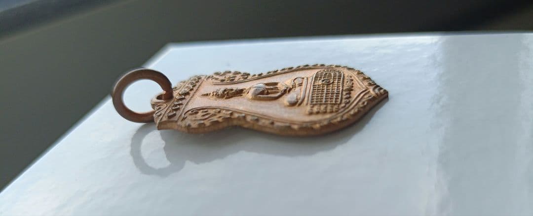 仏像彫刻の金属製チャーム