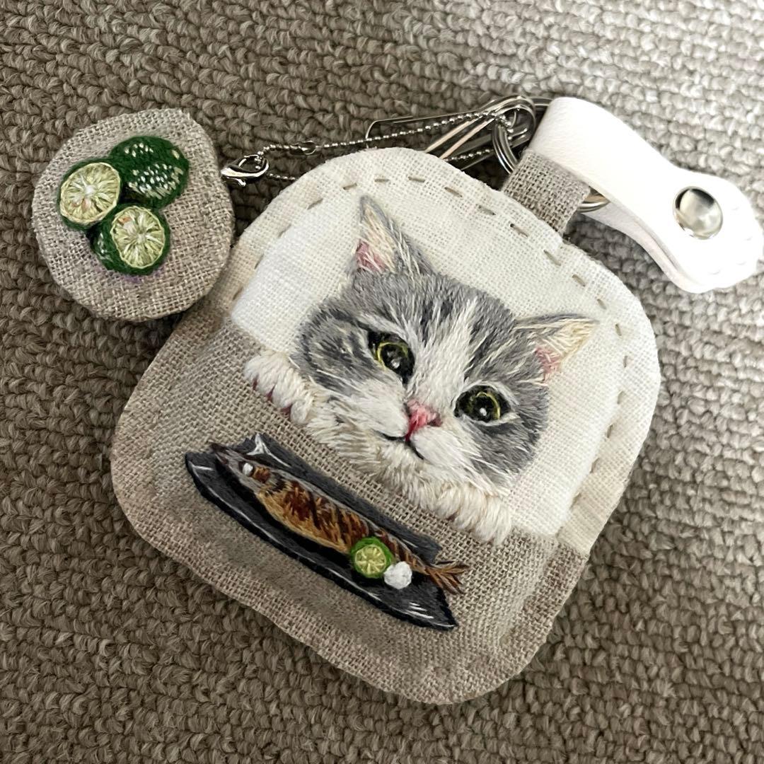 き*ん様 ハンドメイド刺繍キーホルダー　焼きさんまとハチワレサバトラさん