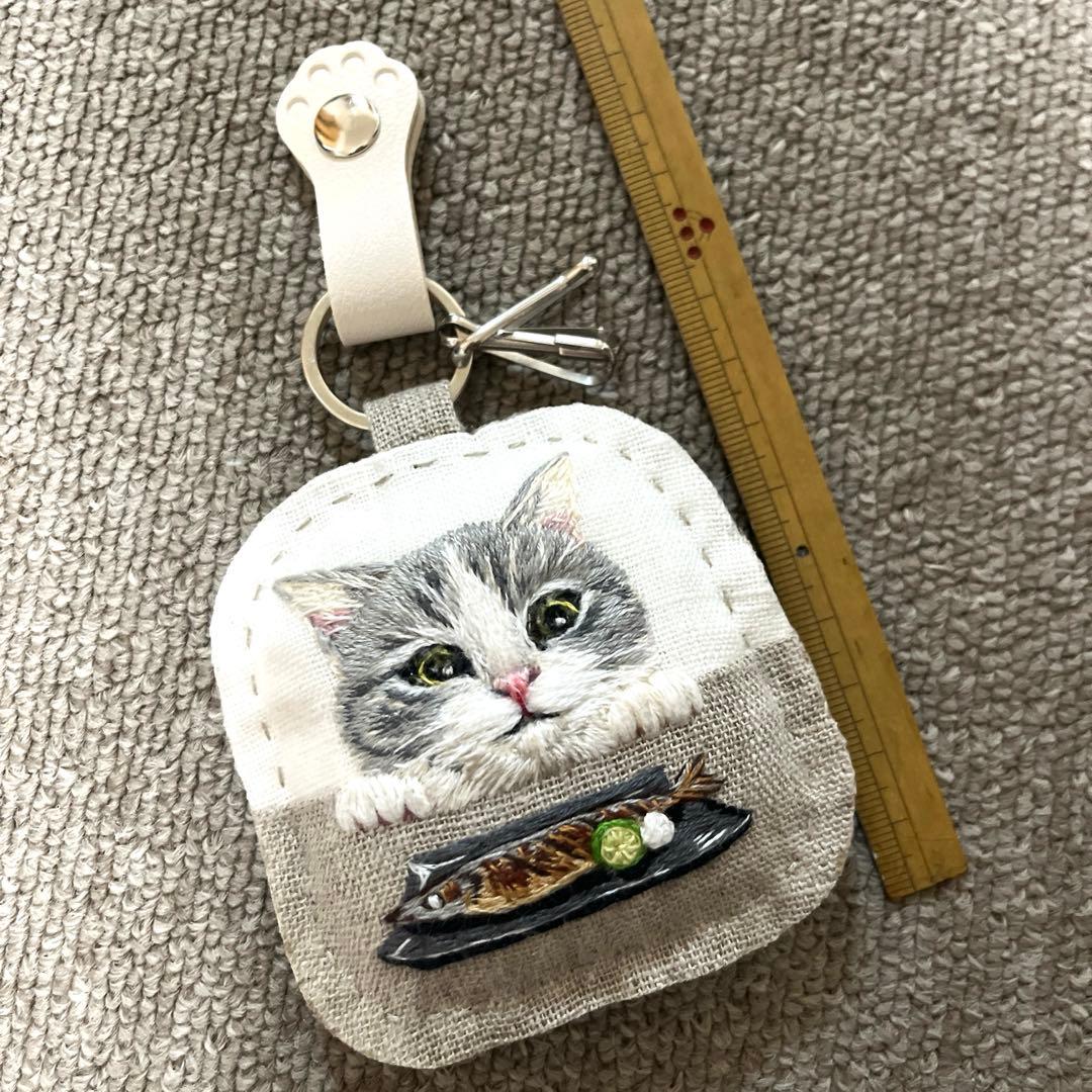 き*ん様 ハンドメイド刺繍キーホルダー　焼きさんまとハチワレサバトラさん