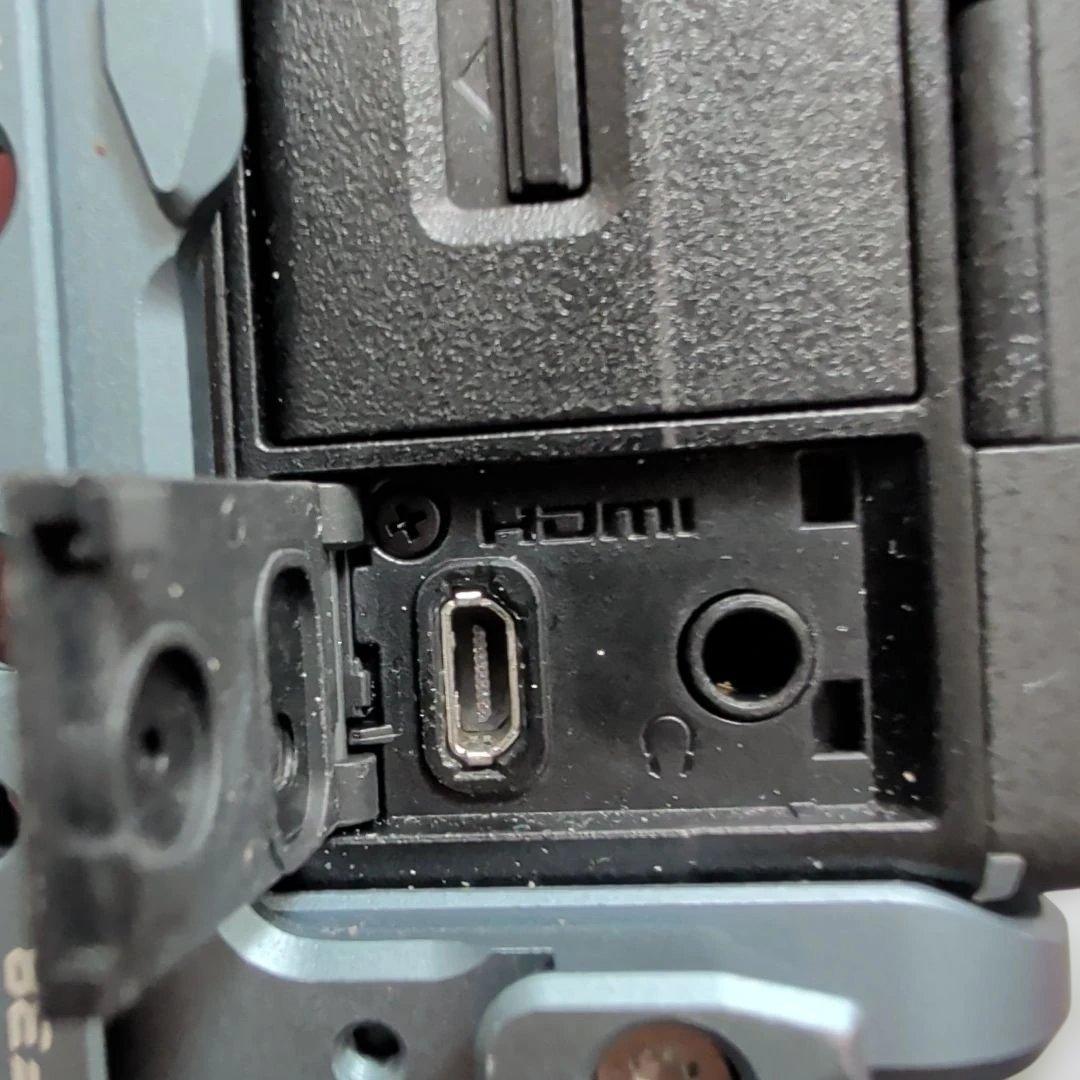 美品 Sony A7C II 本体 シャッター数8860 ケージ付