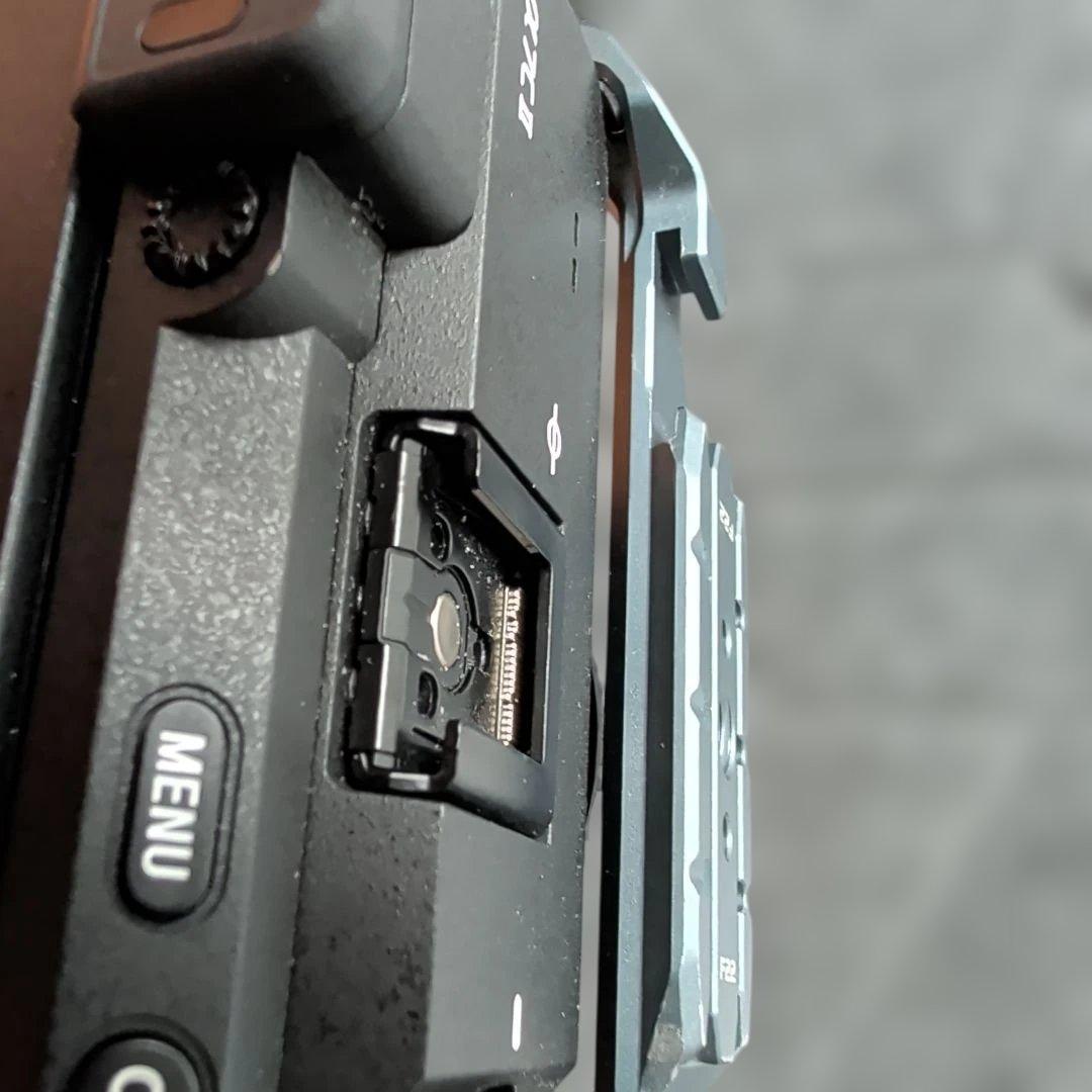 美品 Sony A7C II 本体 シャッター数8860 ケージ付