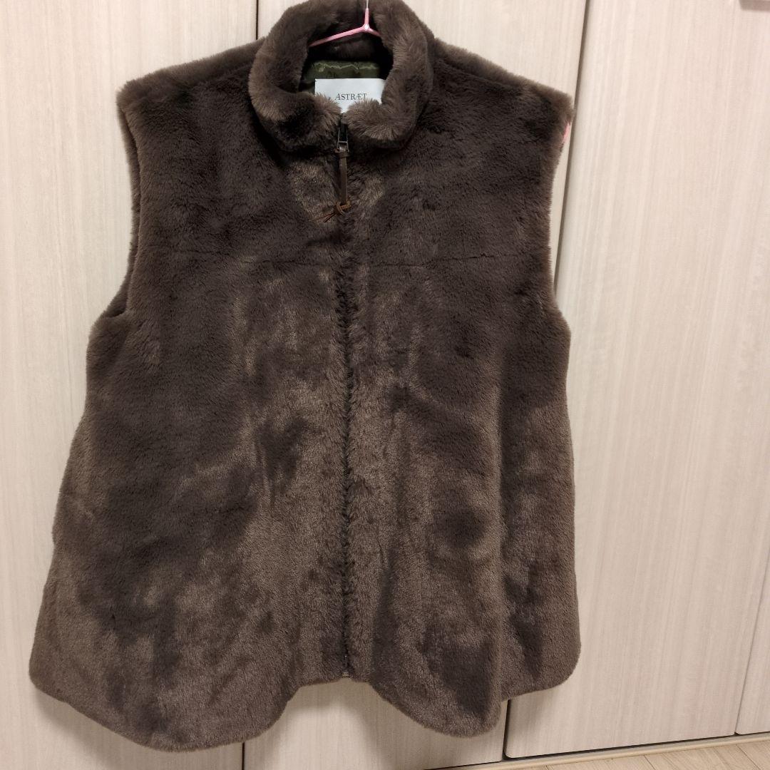 ASTRÆT ダークグレー フェイクファーベスト未使用